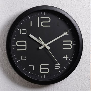 Oplichtende en geluidloze wandklok