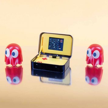 Tetris/Pac Man spelconsole in een blik