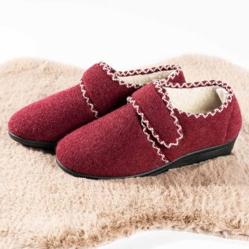 Pantoffels met wol en klittenbandsluiting