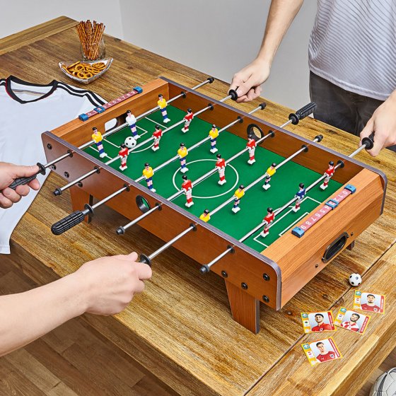 Tafelvoetbaltafel met voetjes 