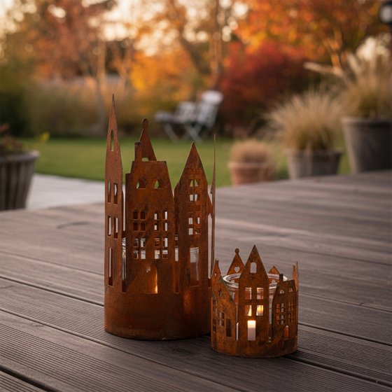 Roestig huisje met kaarsglas