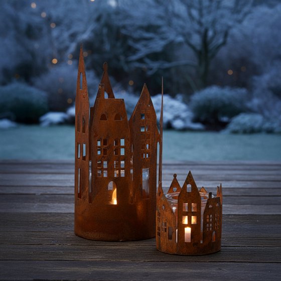 Roestig huisje met kaarsglas