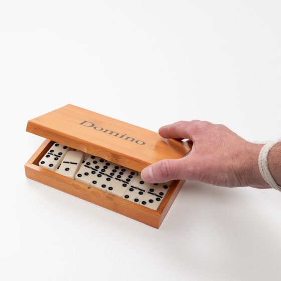 Houten kistje met grote domino 