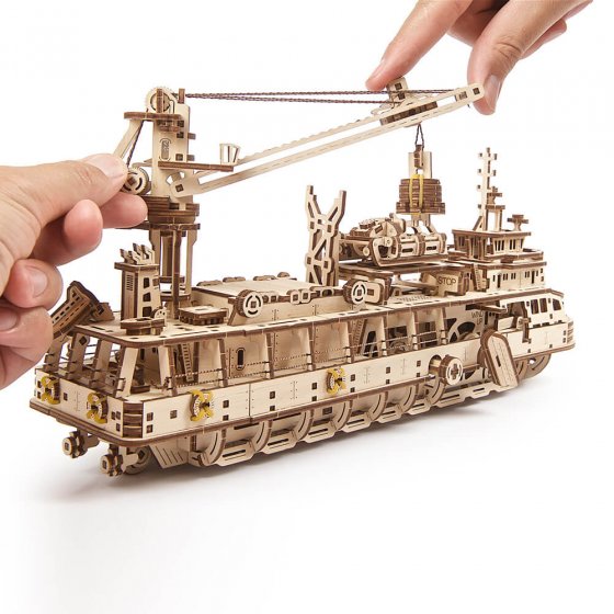 Houten model onderzoekersschip 