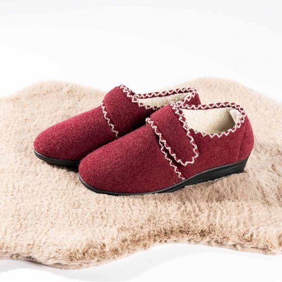 Pantoffels met wol en klittenbandsluiting 