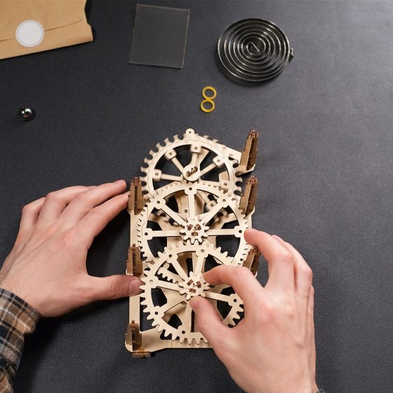 Houten model motorklok 